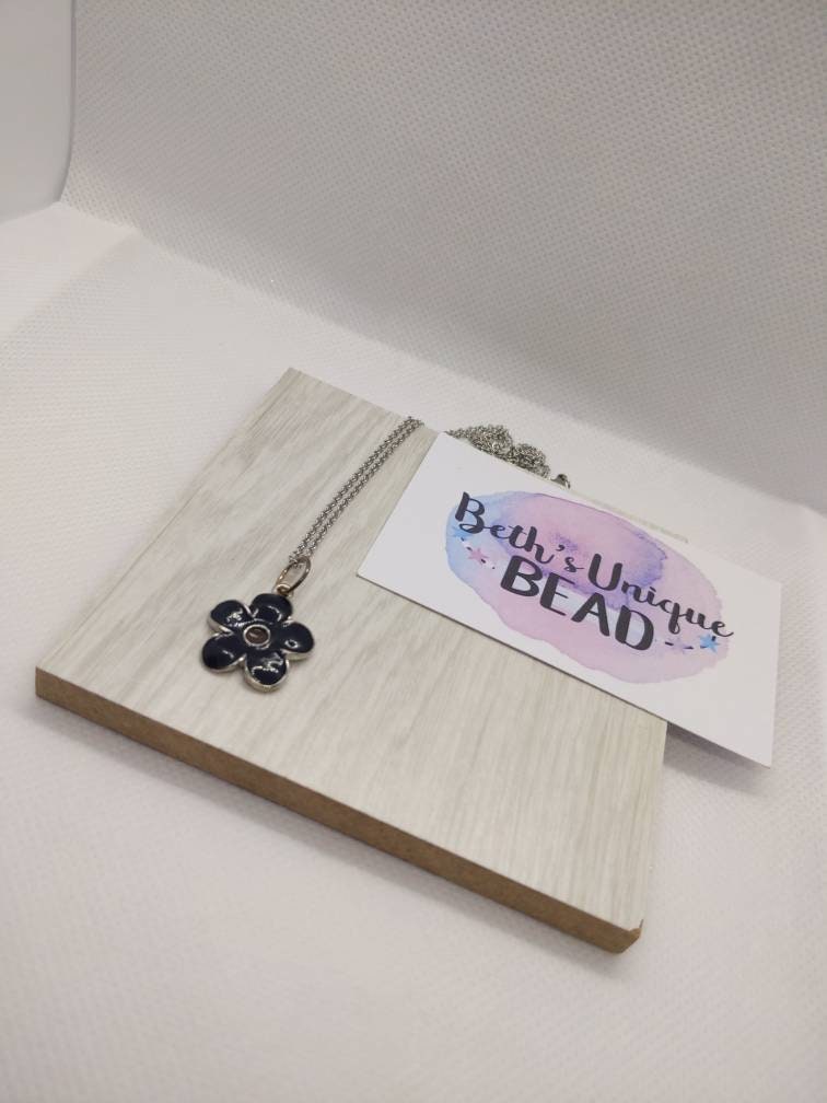 Black daisy chain/daisy chain/black flower chain/black flower necklace/black daisy necklace/daisy necklace/flower necklace/flower pendant