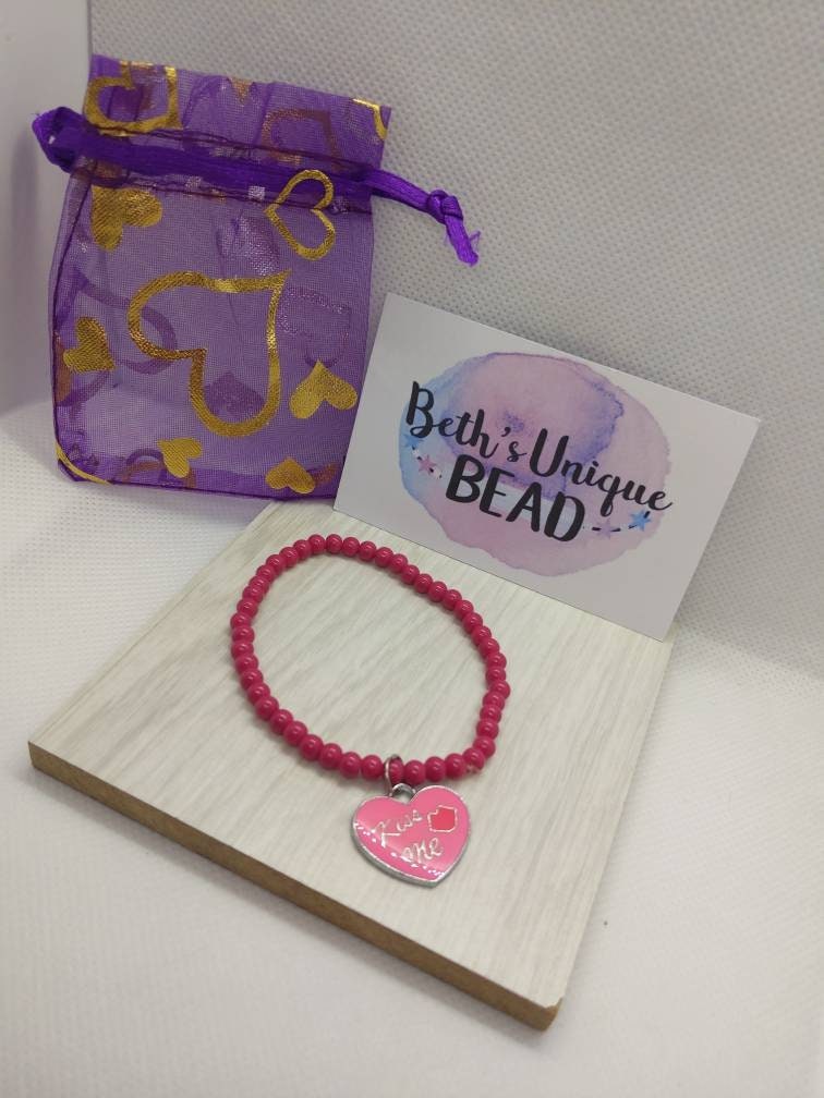 Charm bracelet/beaded bracelet/charm bead bracelet/pink bracelet/kiss me bracelet/pink charm bracelet/heart charm bracelet/stretch bracelet