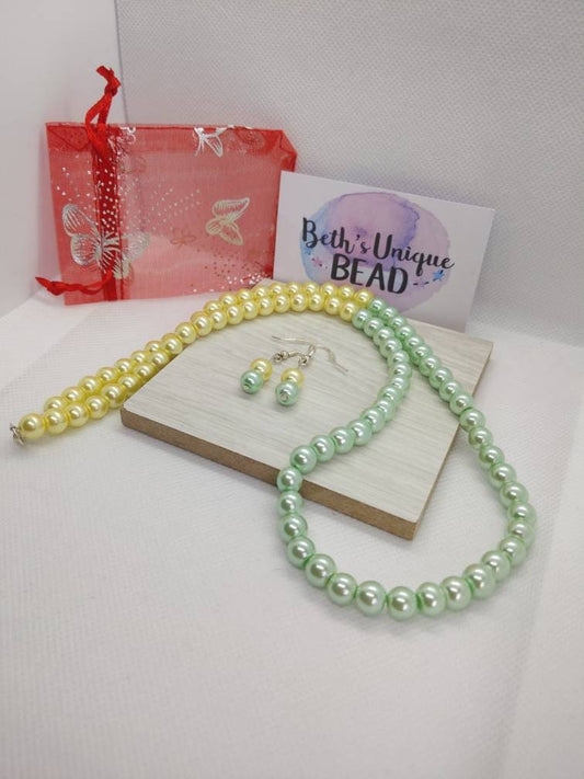 spring jewellery/beaded jewellery/beaded necklace/beaded earrings/pastel necklace/pastel earrings/green earrings/pastel jewellery